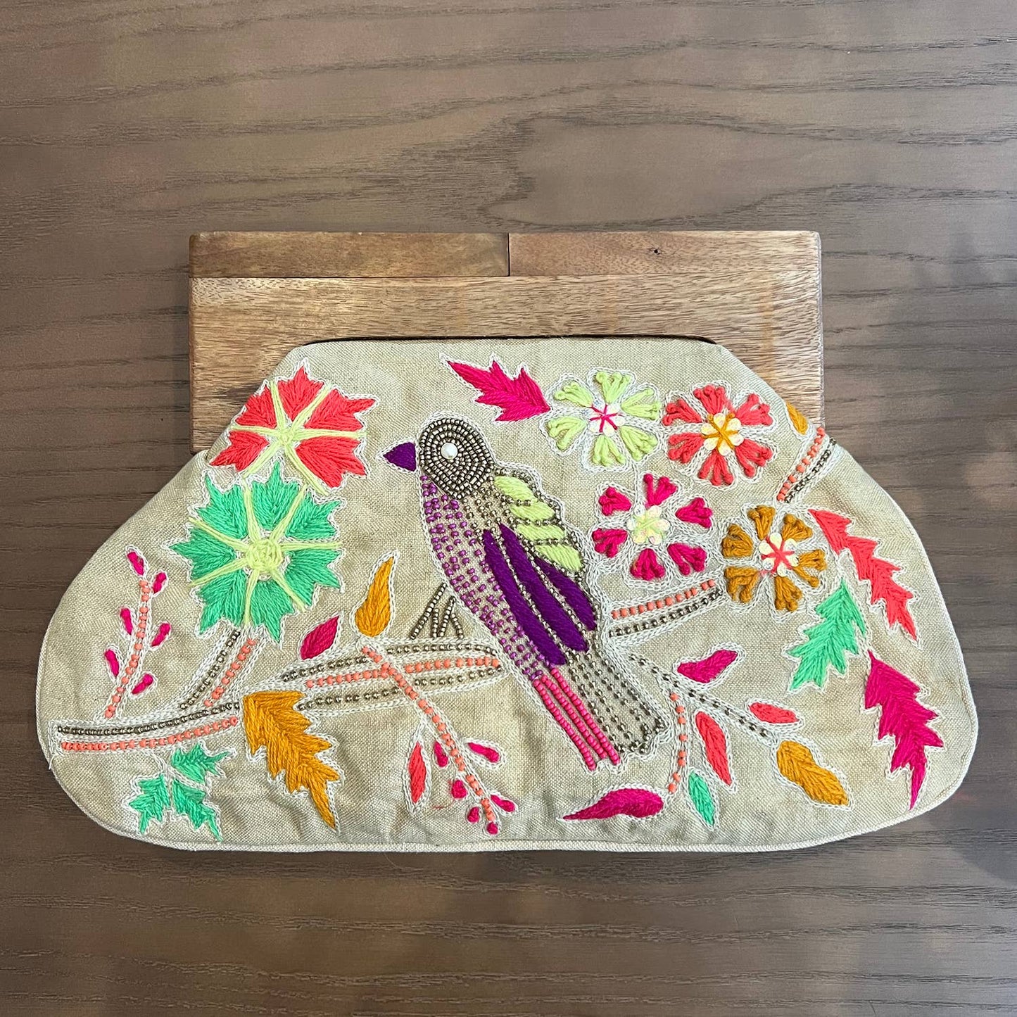 Embroidered Floral Bird Clutch with Wooden Handle (DR9703)